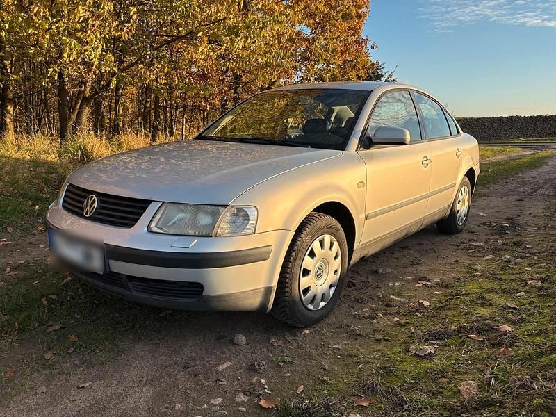 Silber Gebraucht 2000 VW Passat Limousine | 1.000 € (Superpreis) - Bild 1/4