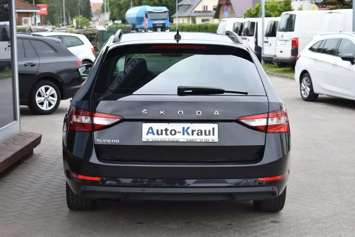 Gebraucht Skoda Superb Ambition 150 PS (110 kW) 2023 Schwarz Kombi