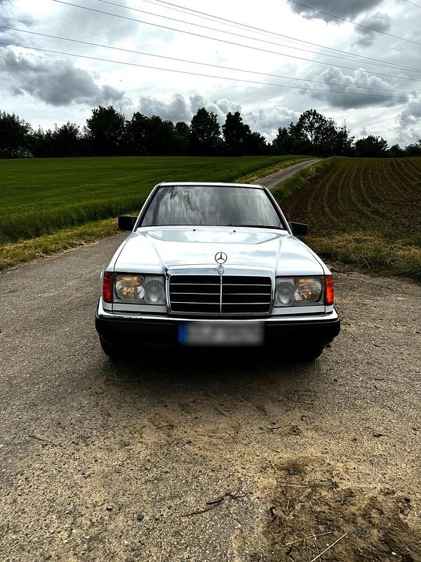 Rot Gebraucht 1987 Mercedes E300 Limousine | 6.000 € - Bild 1/4