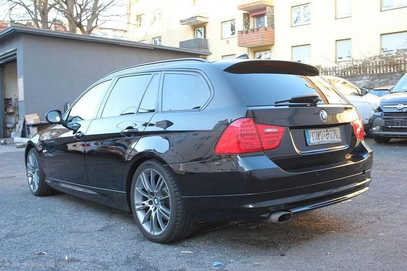 Gebraucht BMW 320 163 PS (119 kW) 2011 Schwarz Kombi
