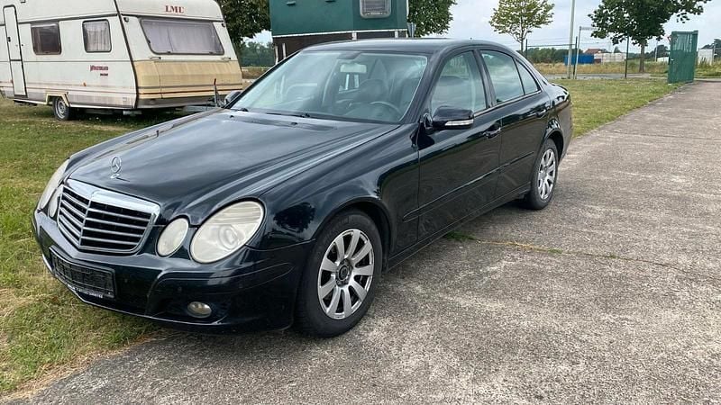 Schwarz Gebraucht 2008 Mercedes E200 Limousine | 2.300 € (Superpreis) - Bild 1/4