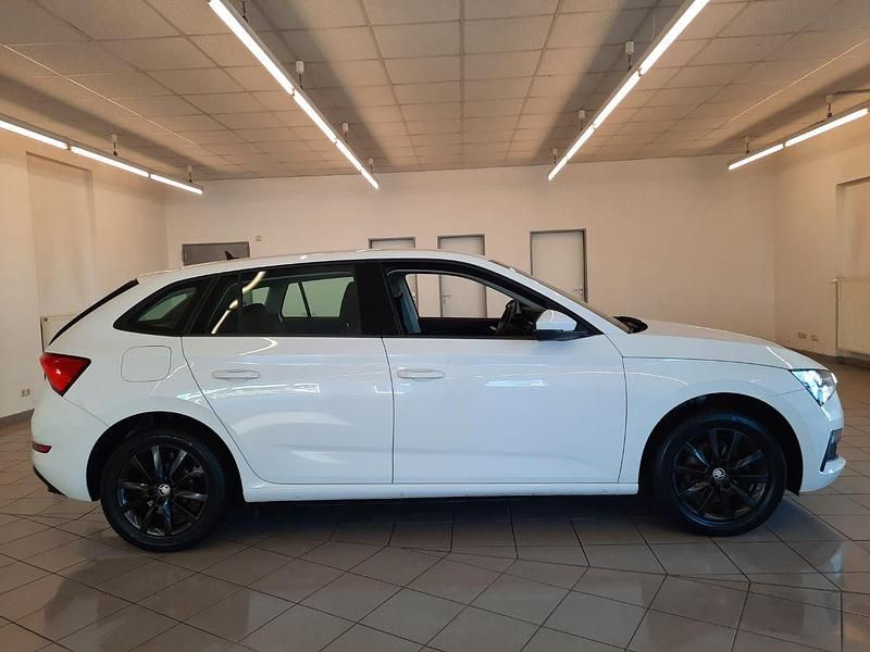Gebraucht Skoda Scala Ambition 150 PS (110 kW) 2020 Weiß Kleinwagen