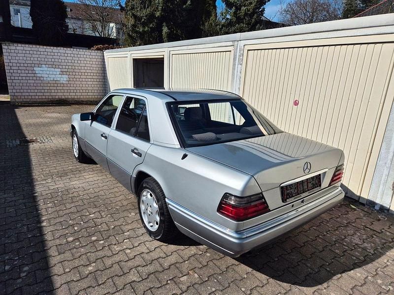 Gebraucht Mercedes E280 Sportline 193 PS (141 kW) 1994 Silber Limousine