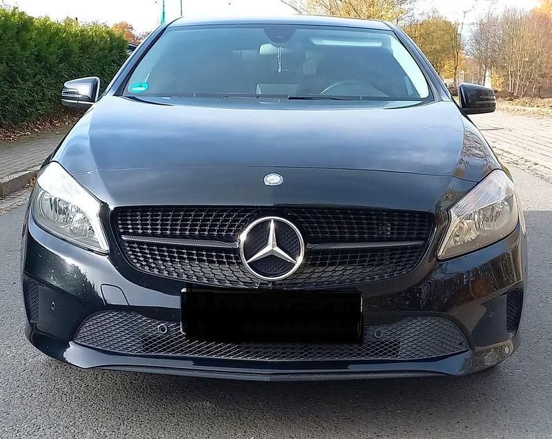 Gebraucht Mercedes A180 Style 122 PS (89 kW) 2016 Schwarz Limousine