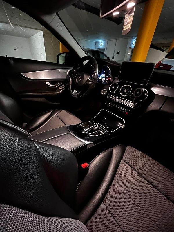 Schwarz Gebraucht 2015 Mercedes 220 Kombi | 13.600 € (Fairer Preis) - Bild 1/4