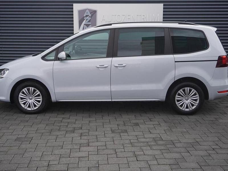 Gebraucht VW Sharan 150 PS (110 kW) 2019 White silver metallic Van / Kleinbus