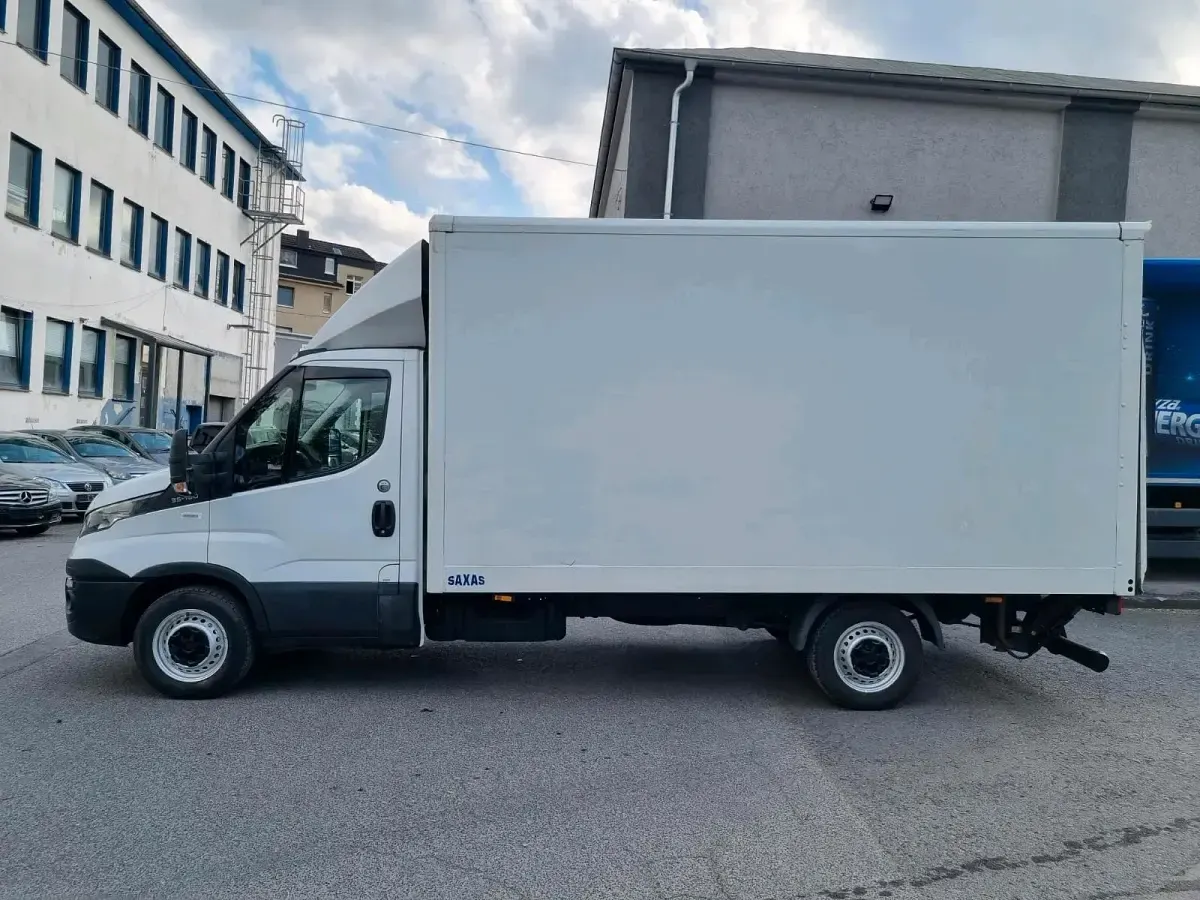 Second-hand Iveco Daily 160 CP (117 kW) 2018 Alb Monovolum