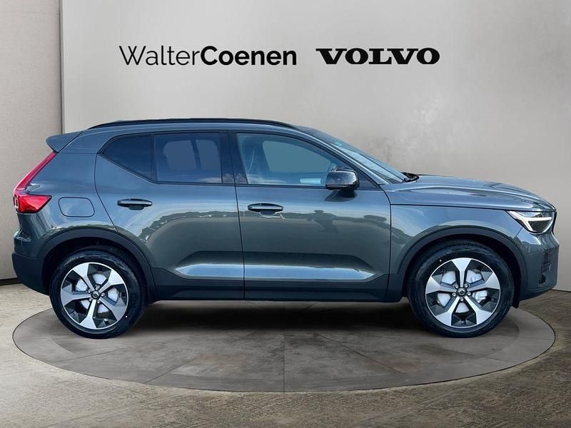 Neu Volvo XC40 Plus 163 PS (119 kW) 2026 Gruen SUV