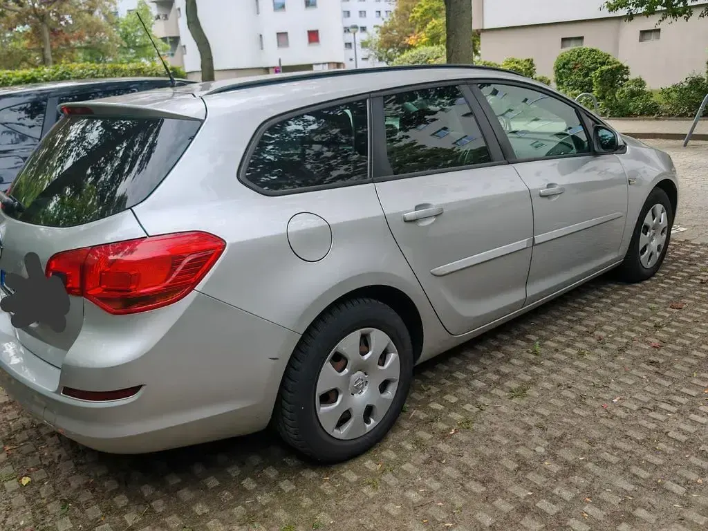 Gebraucht Opel Astra 95 PS (69 kW) 2011 Silber Kombi