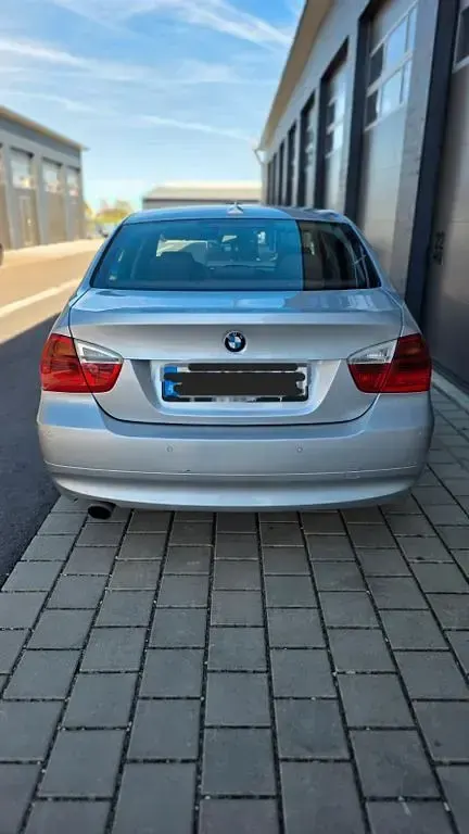 Gebraucht BMW 318 129 PS (94 kW) 2007 Silber Limousine