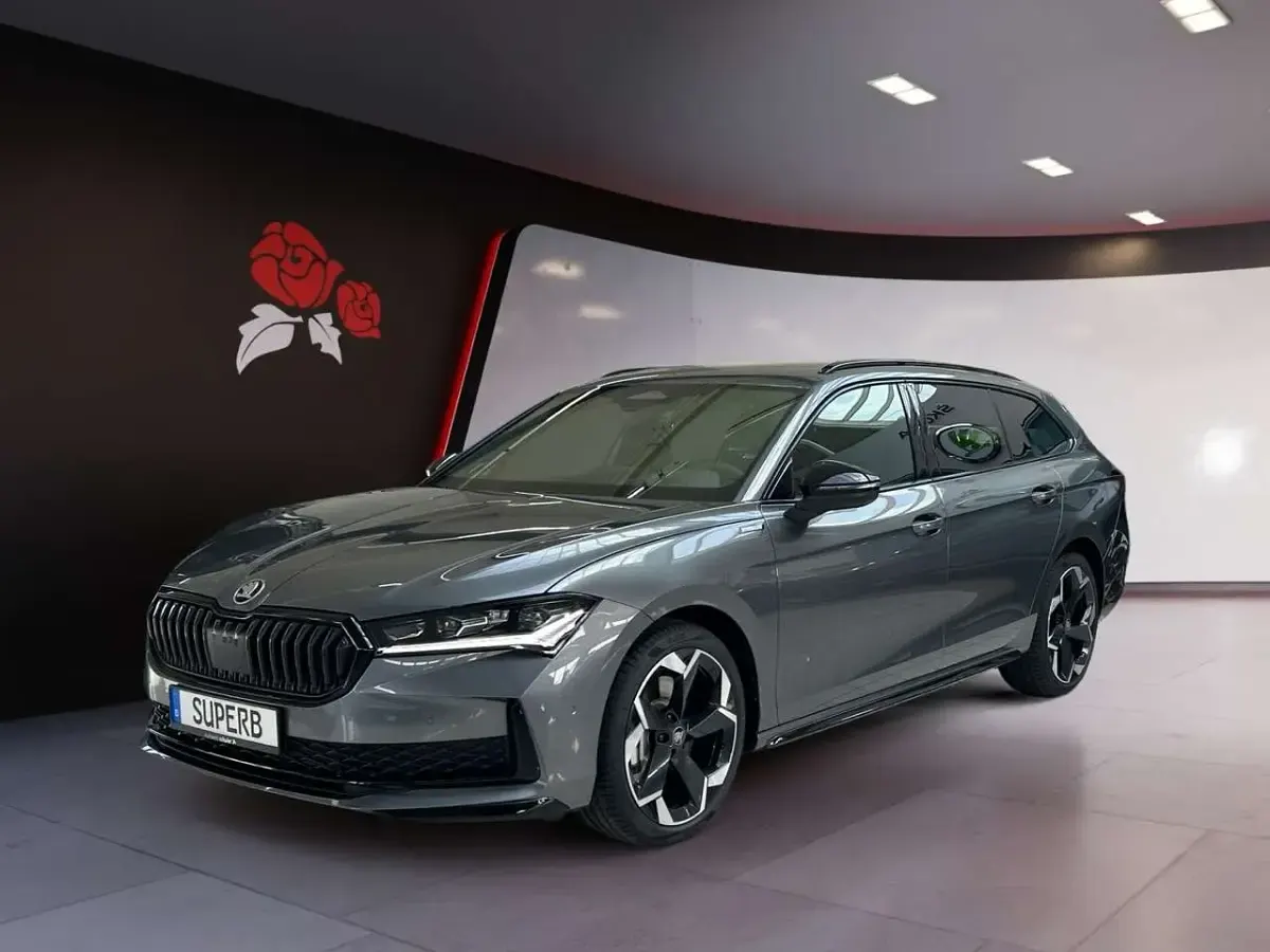 Neu Skoda Superb SportLine 193 PS (141 kW) 2026 Graphitegrau metallic Kombi