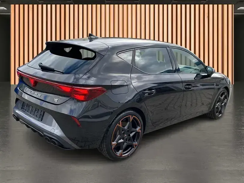 Używany Cupra Leon VZ 301 KM (221 kW) 2025 Czarny Sedan/Limuzyna