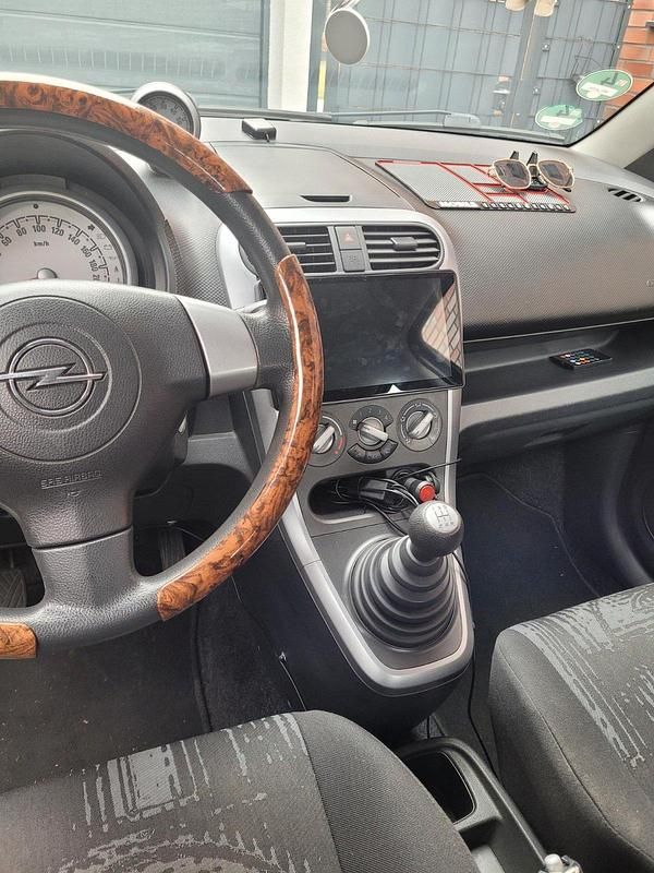 Gebraucht Opel Agila 68 PS (50 kW) 2014 Weiß Kleinwagen