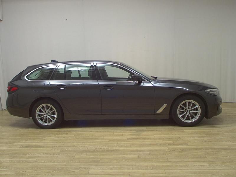 Grau Gebraucht 2020 BMW 520 Performance Kombi | 25.380 € (Guter Preis) - Bild 1/4