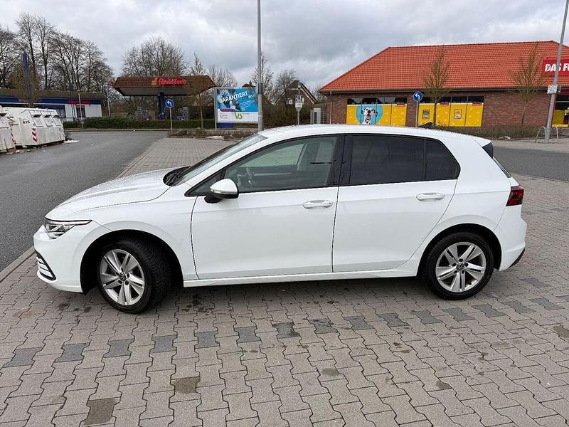 Weiß Gebraucht 2020 VW Golf VIII Life Limousine | 16.850 € (Fairer Preis) - Bild 1/4