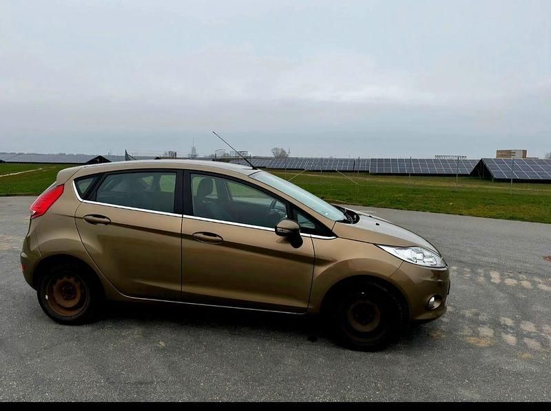 Gebraucht Ford Fiesta Titanium 82 PS (60 kW) 2012 Beige Kleinwagen