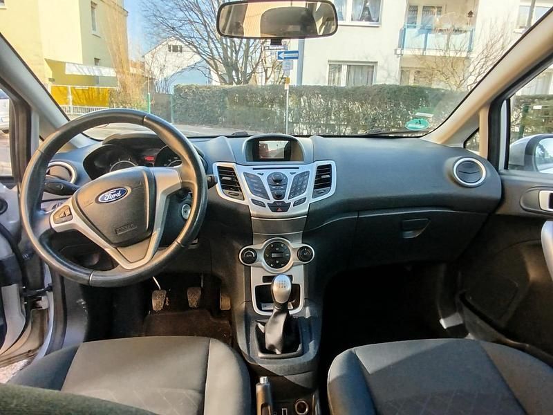 Gebraucht Ford Fiesta 89 PS (65 kW) 2012 Silber Kleinwagen