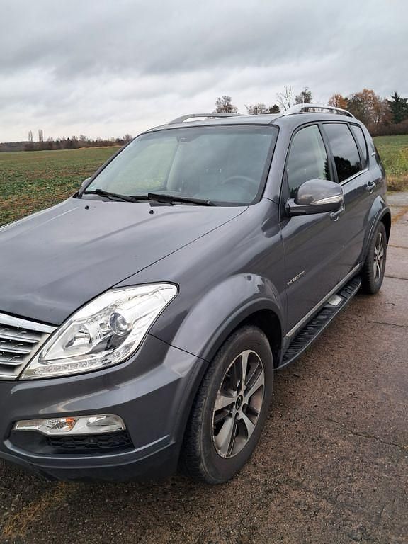 Grau Gebraucht 2016 Ssangyong (KGM) Rexton SUV | 6.990 € (Superpreis) - Bild 1/4