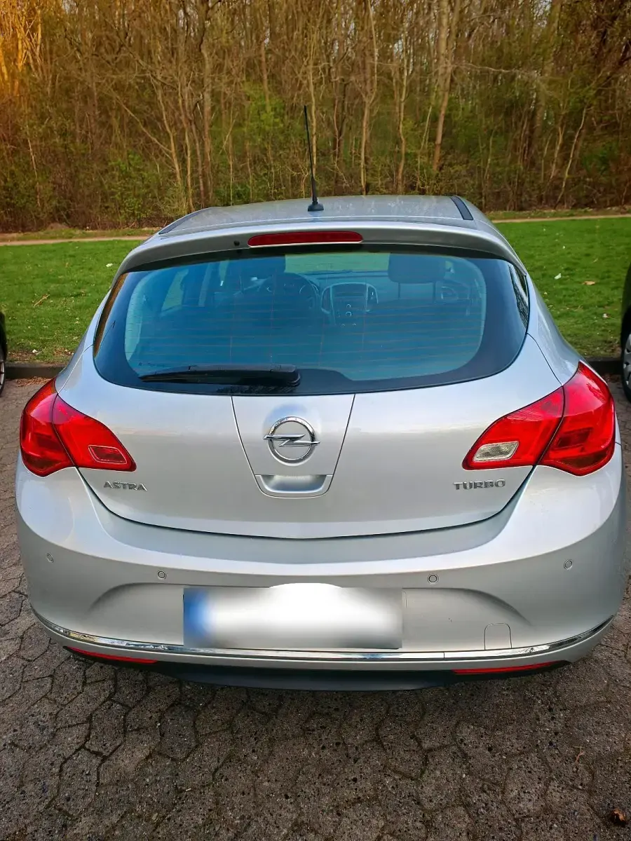Gebraucht Opel Astra 140 PS (102 kW) 2013 Silber Kleinwagen