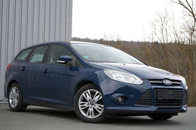 Gebraucht Ford Focus Trend 95 PS (69 kW) 2014 Blau Limousine