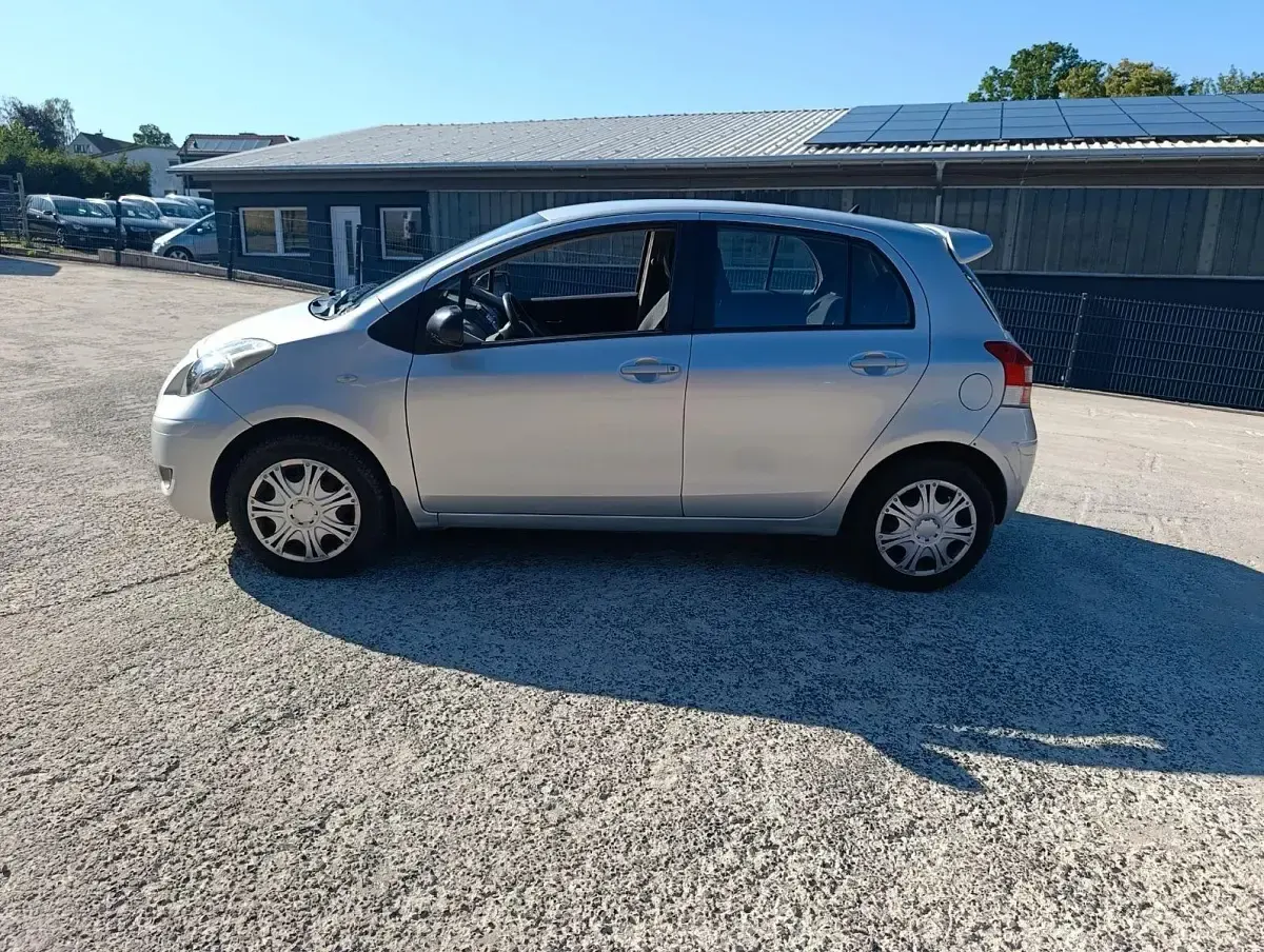 Gebraucht Toyota Yaris Life 101 PS (74 kW) 2010 Silber Kleinwagen