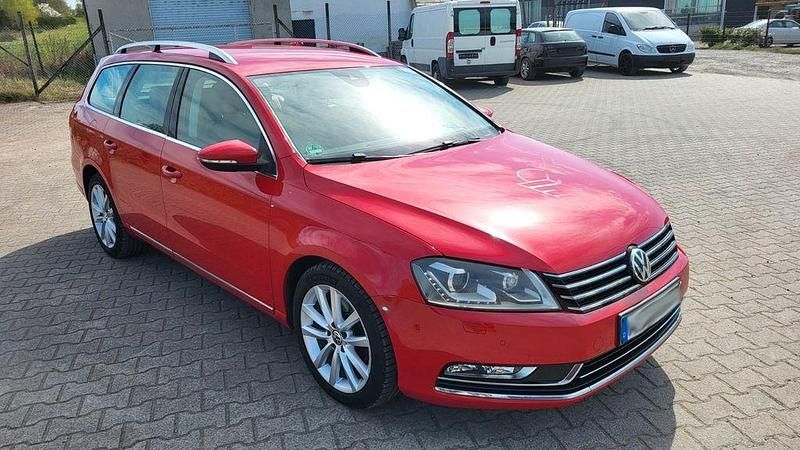 Rot Gebraucht 2011 VW Passat Highline Kombi | 8.999 € (Fairer Preis) - Bild 1/4