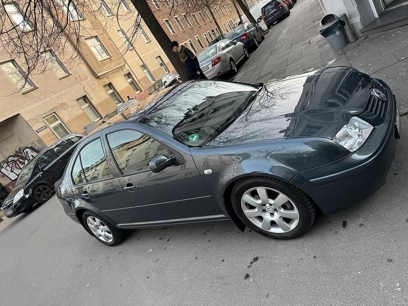 Gebraucht VW Bora 115 PS (84 kW) 2002 Blau Kleinwagen