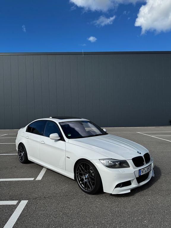 Weiß Gebraucht 2011 BMW 330 M Sport Limousine | 18.976 € - Bild 1/4