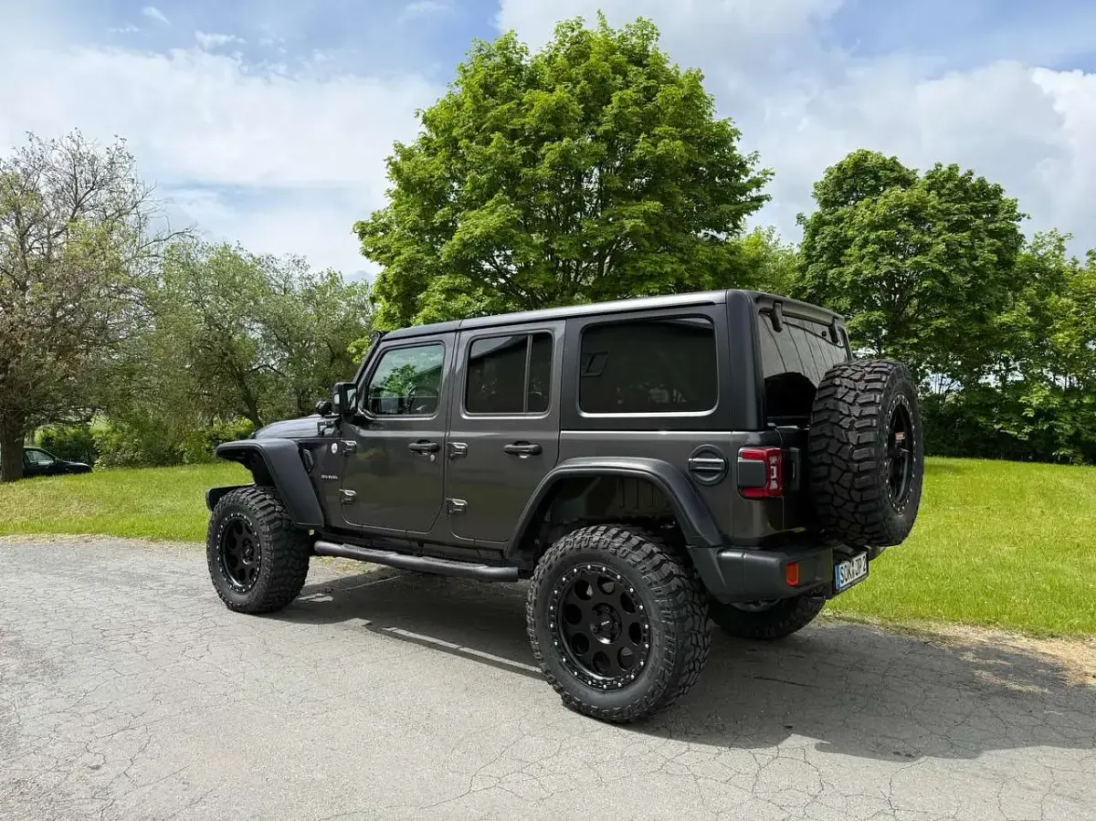 Gebraucht Jeep Wrangler Unlimited Sahara 272 PS (200 kW) 2021 Grau SUV