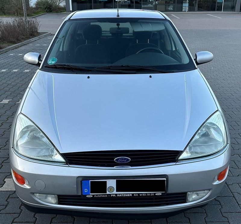 Gebraucht Ford Focus Ghia 101 PS (74 kW) 1999 Silber Limousine