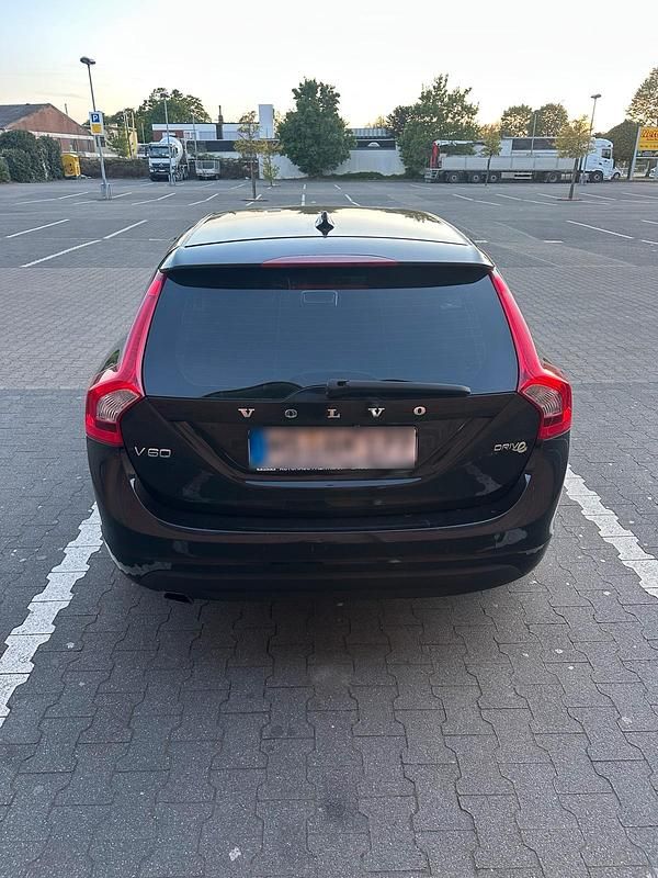 Second-hand Volvo V60 116 CP (85 kW) 2012 Negru Break