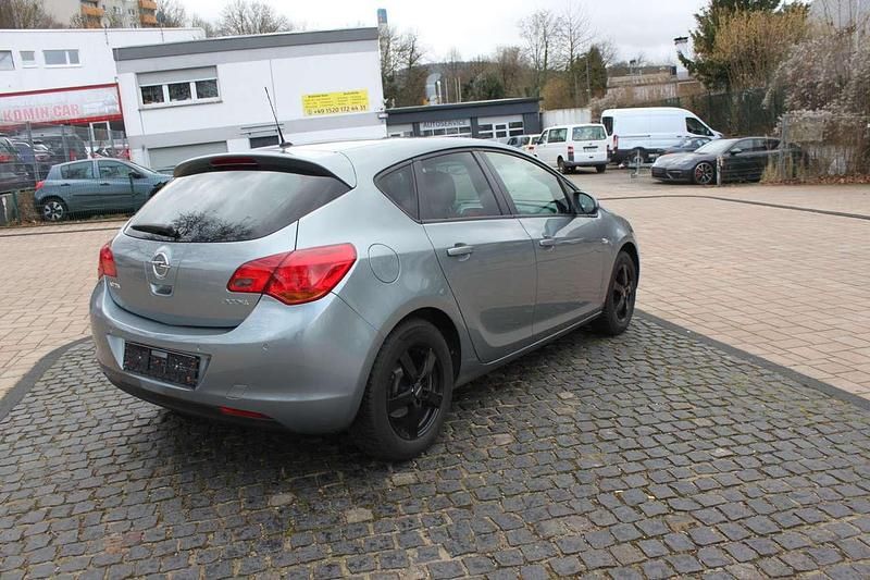 Gebraucht Opel Astra Design Edition 101 PS (74 kW) 2012 Silbersee/perl silber Kleinwagen