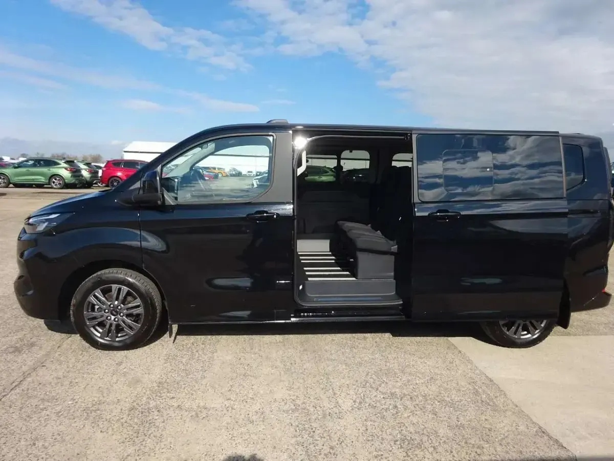 Gebraucht Ford Tourneo Titanium 136 PS (100 kW) 2025 Schwarz Van / Kleinbus