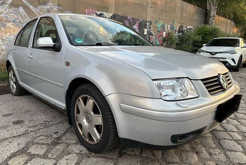 Second-hand VW Bora Comfortline 105 CP (77 kW) 2000 Argintiu Berlinǎ