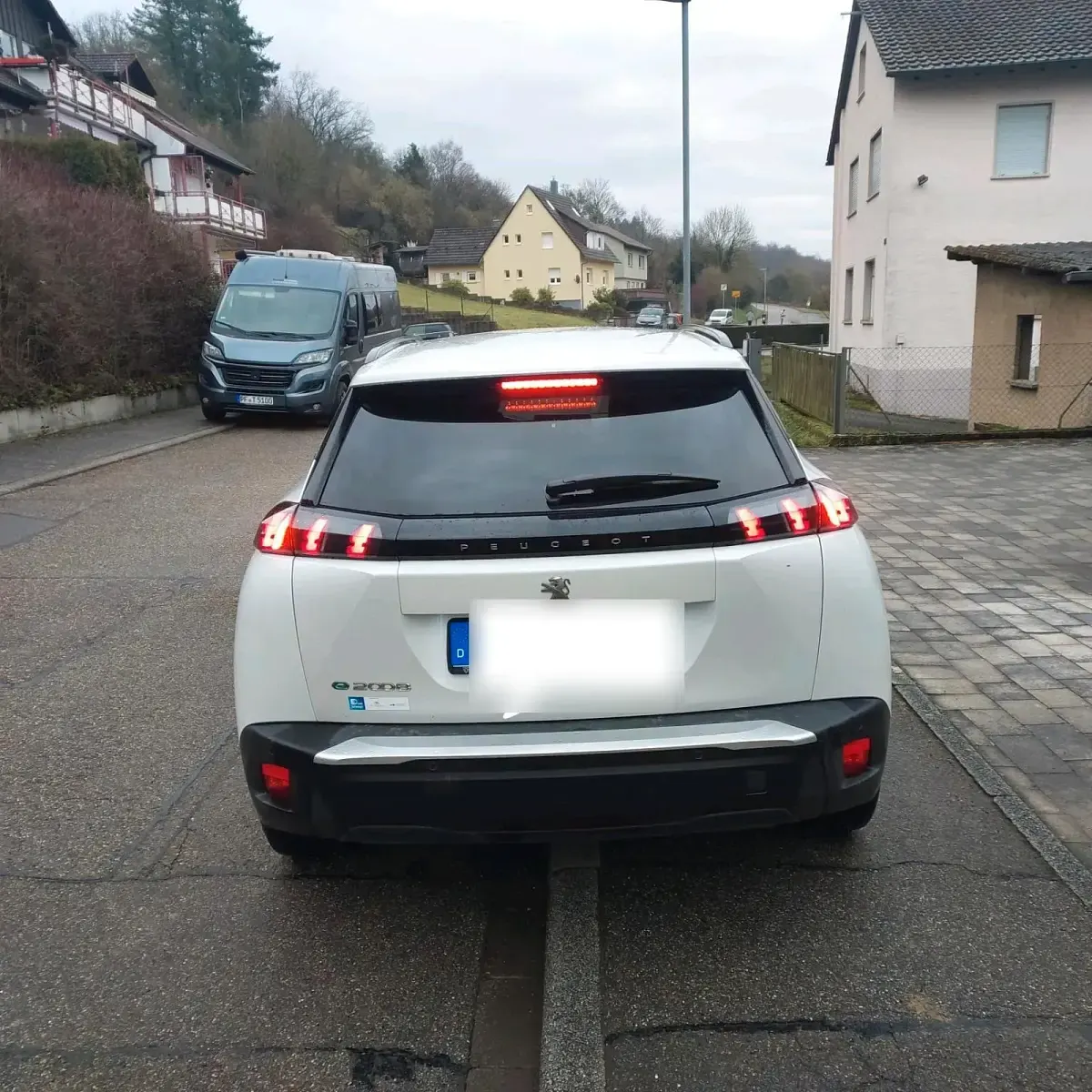 Gebraucht Peugeot e-2008 Allure 100 kW (136 PS) 2023 Weiß SUV