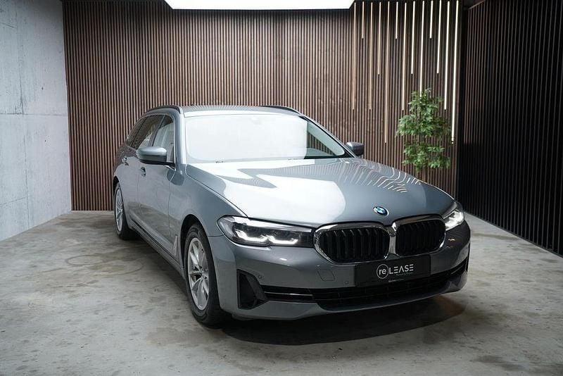 Grau Gebraucht 2023 BMW 520 Sport Line Limousine | 28.950 € (Guter Preis) - Bild 1/4