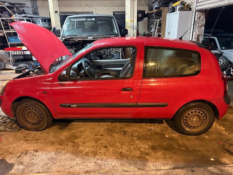 Gebraucht Renault Clio II 58 PS (42 kW) 2002 Rot Kleinwagen