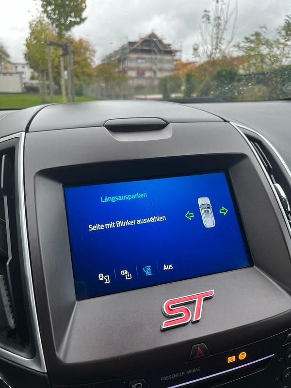 Gebraucht Ford S-MAX Titanium 179 PS (131 kW) 2016 Weiß Van / Kleinbus