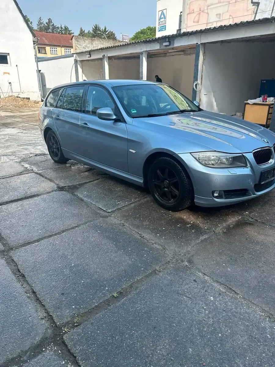 Gebraucht BMW 320 184 PS (135 kW) 2011 Blau Kombi