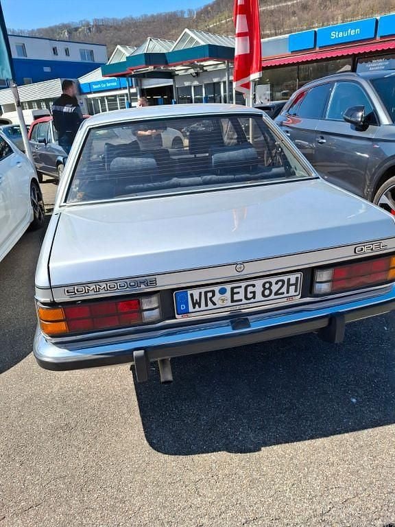 Usado Opel Commodore 131 HP (96 kW) 1982 Prateado Carrinha