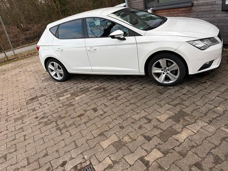 Gebraucht Seat Leon Style 125 PS (91 kW) 2014 Weiß Limousine
