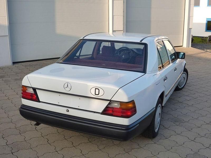 Weiß Gebraucht 1988 Mercedes 200 Limousine | 9.000 € - Bild 1/4
