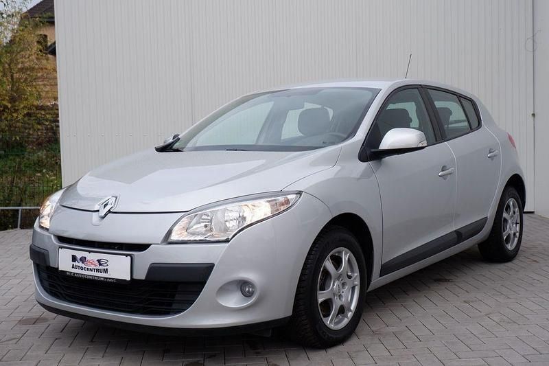 Gebraucht Renault Mégane Authentique 101 PS (74 kW) 2012 Silber Limousine