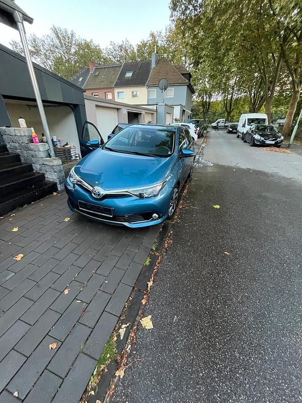 Blau Gebraucht 2016 Toyota Auris Hybrid Kombi | 11.650 € (Fairer Preis) - Bild 1/4