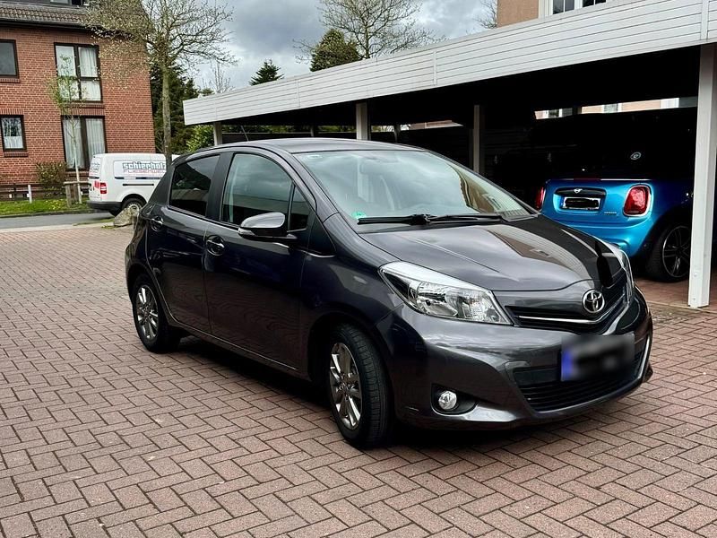 Gebraucht Toyota Yaris Life 99 PS (72 kW) 2014 Grau Kleinwagen