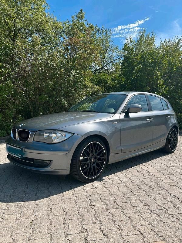 Grau Gebraucht 2011 BMW 116 Basis Kleinwagen | 6.500 € (Fairer Preis) - Bild 1/4