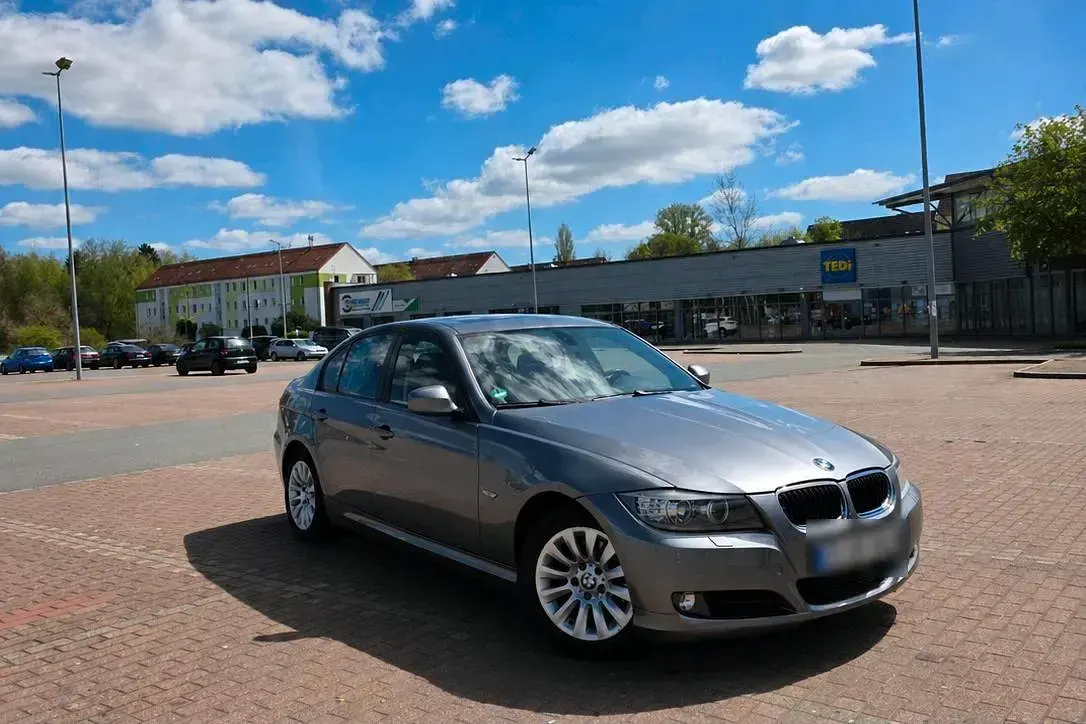 Gebraucht BMW 318 143 PS (105 kW) 2009 Grau Limousine