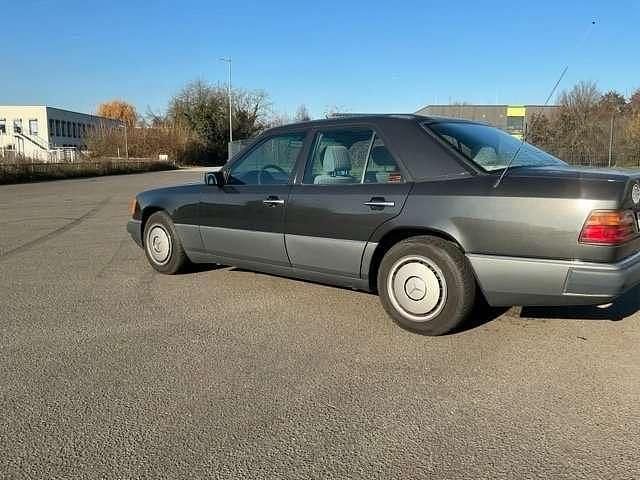 Gebraucht Mercedes E200 118 PS (86 kW) 1990 Grau Limousine