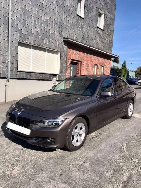 Braun Gebraucht 2015 BMW 316 Sport Line Limousine | 9.490 € (Superpreis) - Bild 1/4