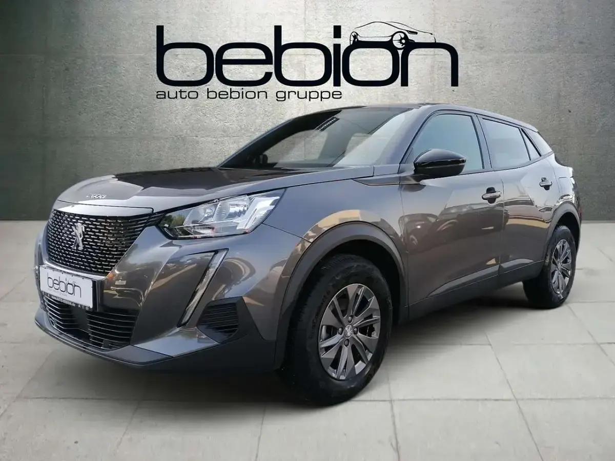 Gebraucht Peugeot 2008 Active 131 PS (96 kW) 2023 Metfa platinium grau SUV
